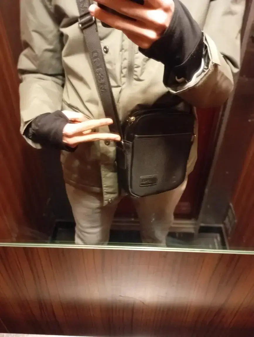Bah maintenant que j'ai dit mon prénom je vais te raconter un peu plus sur moi 😏Je suis un jeune homme qui actuellement est encore chez ses parents et du coup je dois être TRÈS TRÈS discret sur ce que j'aime faire dans mon temps libre 🤭Mais j'espère que tu voudras pas me juger pour les choses sales que je fais derrière leur dos 🥵Pas vrai p'tit coquin?