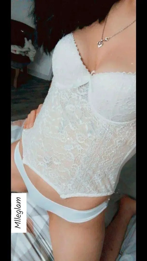 Si tu t’abonne tu auras accès a mes photos mais tu recevras également une petite vidéo personnalisée en petite lingerie avec comme cadeau de bienvenue une surprise a la fin 🍑👋🤭