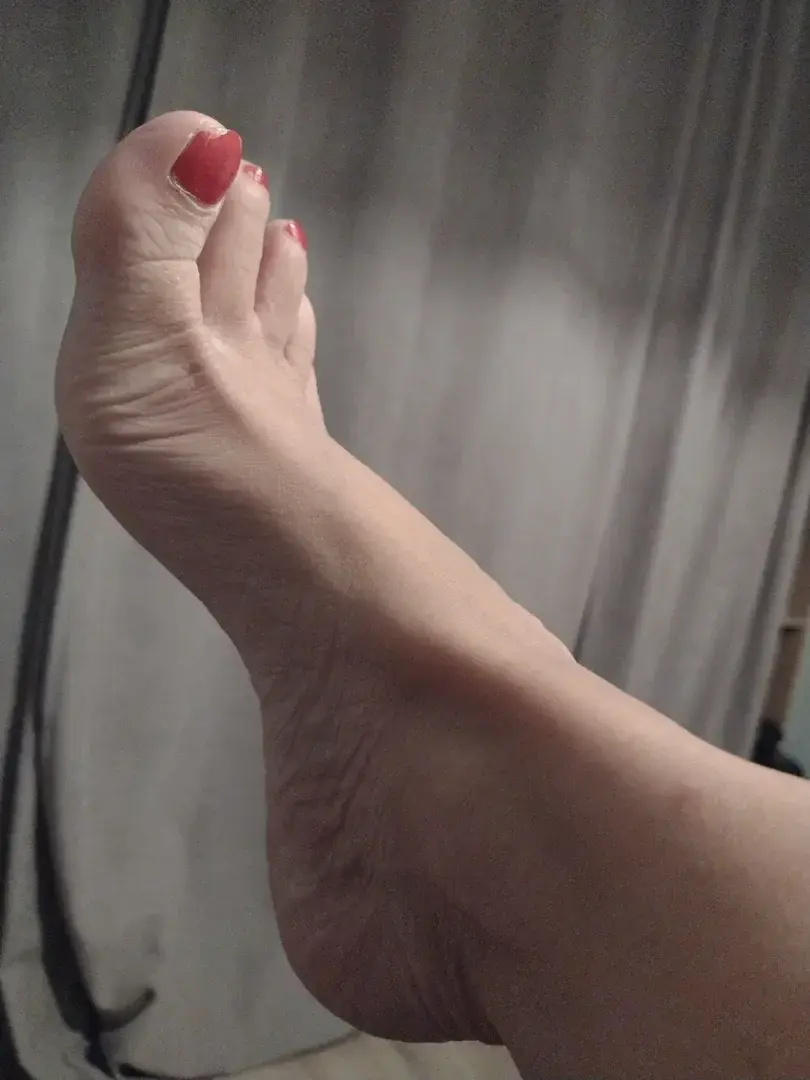 Et si je regardais mes pieds de plus près ..c'est vrai qu'en étant focus depuis plusieurs semaines dessus, je les trouve assez sympa !!! et sensuels