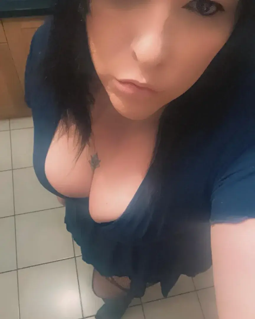 💋 Une vue qui brûle l’esprit et enflamme les envies… Approche, mais doucement… Chaque détail n’est qu’un avant-goût de ce qui t’attend derrière ces portes closes. 🔥Oseras-tu aller jusqu’au bout ? 😈✨ Abonne-toi et découvre jusqu’où je peux te faire rêver… ou plus.#sexy #transgender #sanslimites #envie