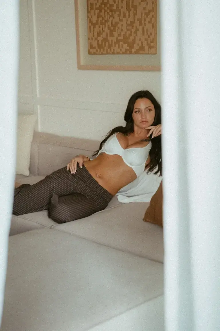 Leak & nude MYM — Lauraarsi : « 🎁 profitez mon abonnement est gratuit encore 24h » (MYM)