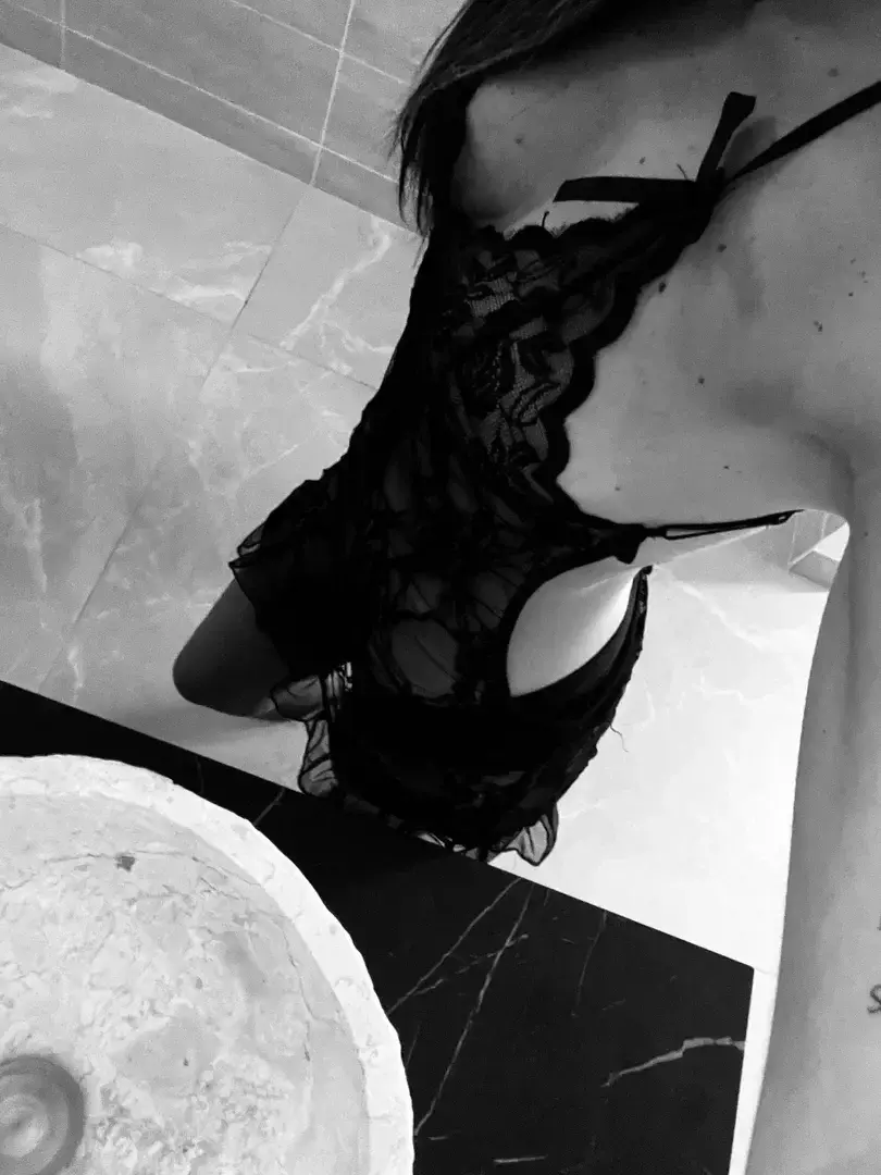 Il y a des choses qu’on ne montre pas partout…Ici, je te laisse découvrir un peu plus, à ton rythme.Un regard, un détail, une ambiance…Le mystère ne fait que commencer. 🌙✨