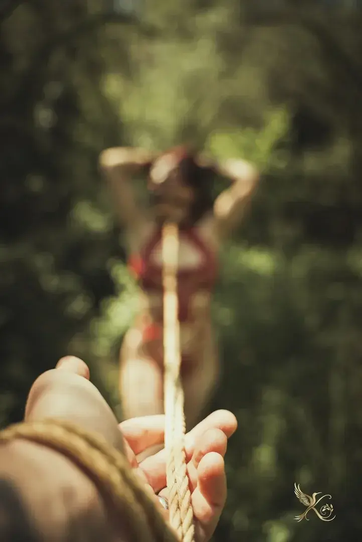 Attachée, guidée, en laisse… mais le sourire aux lèvres.Entre les arbres, je me promène docile, offerte à l’air libre et à vos regards.La nature me connaît sauvage, mais aujourd’hui, je me laisse mener. Tu voudrais me tenir par la laisse, toi aussi ? 😈