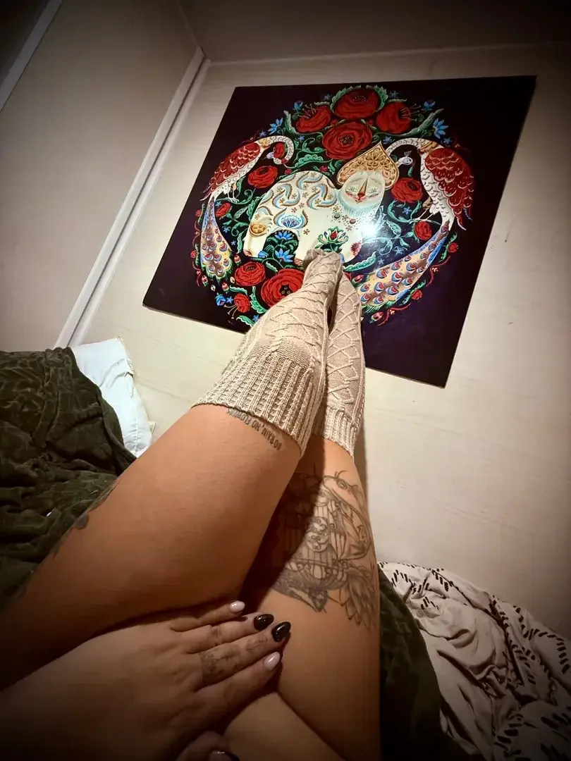 Et vous savez, j’ai un énorme faible pour les chaussettes, alors qu’en j’en reçois, je suis vraiment heureuse 🙃 !Bref, merci A. ! Je t’embrasse 👅