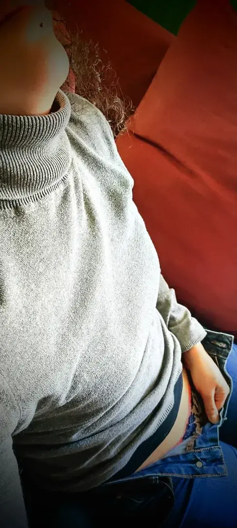 Journée tranquille posée en télétravail mais envie de faire des bêtises avec toi. Je te laisse un aperçu de ce que je porte en bas. N'hésite pas à venir me parler si tu veux en voir plus 😘😘💦!
