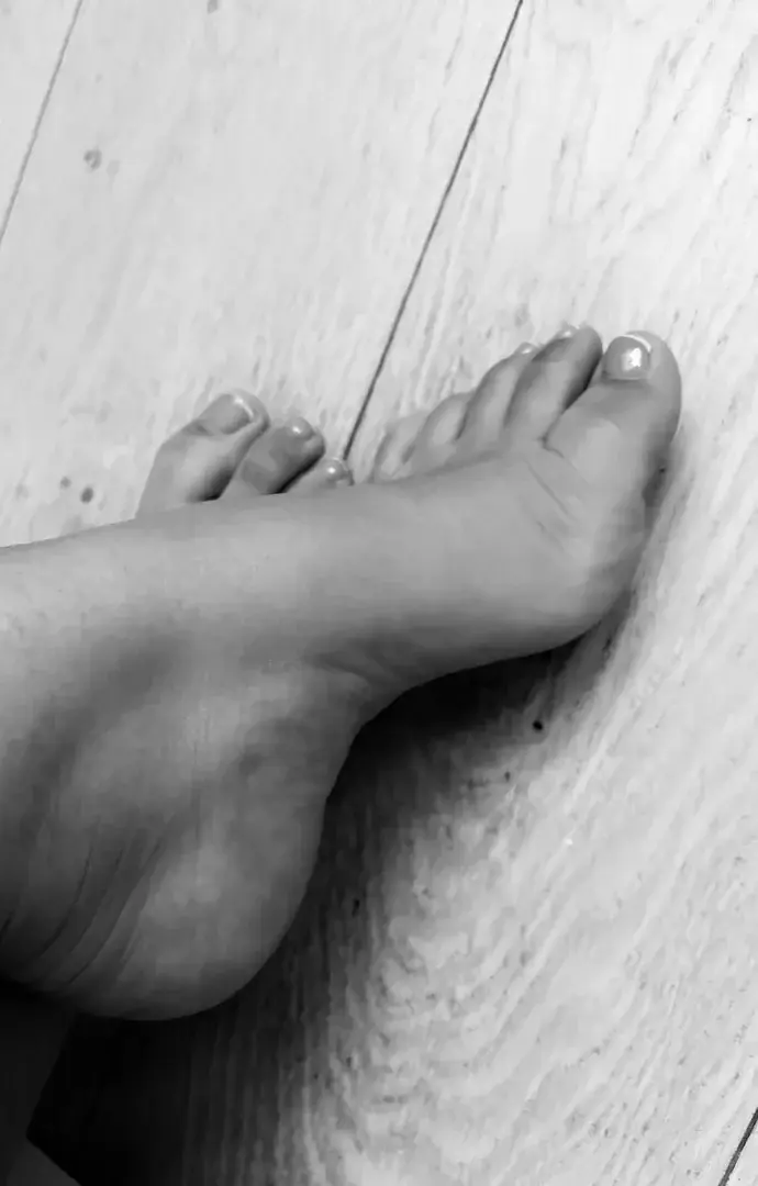Leak & nude 1 — Fetishfootprints