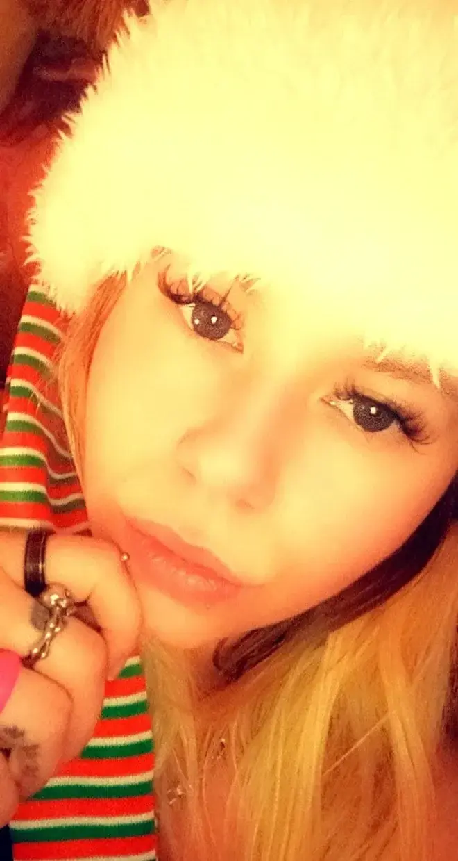 Coucou!! 💋La Tannante💋 si tu tennuii pendants les fetes vien discuter avec moii. Je seraii la😇 vien tabonner pour ton plaisir et le mien😇