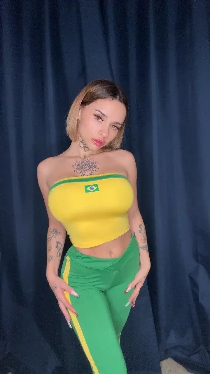 Leak & nude MYM — Kelly_jennyfer : « média » (Uncove)