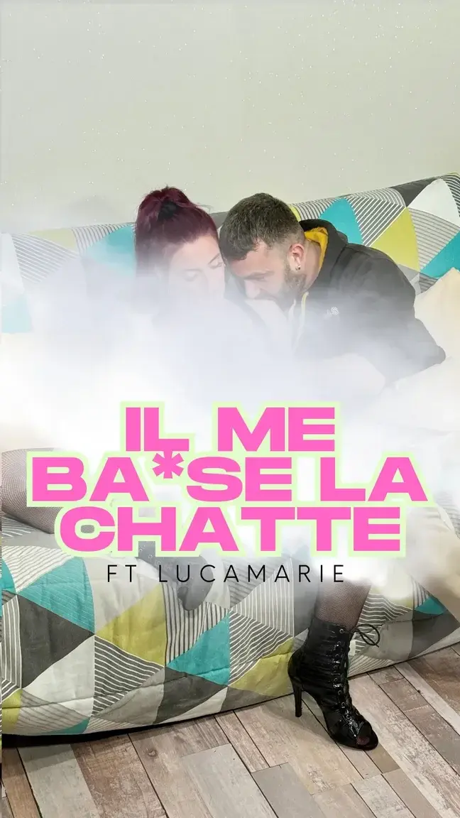 FILM DU JEUDI ! FILM POUR MES ABONNESLe mari du duo LUCAMARIE m'a surpris en train de me faire plaisir devant leur photos...C'est comme si il avait répondu a mes prières.. J'avais besoin d'une queue pour me satisfaire devant cette excitation.. Et voilà que j'en ai une..Une bien belle, prête à me defoncer la chatte comme je le voulais..Quelle genre de Milf j'aurai été si j'avais pris soin de sa queue en retour ..Du bon "flop flop", du bon "slurp slurp", de la bonne baise excité sur un canapé, comme j'aime