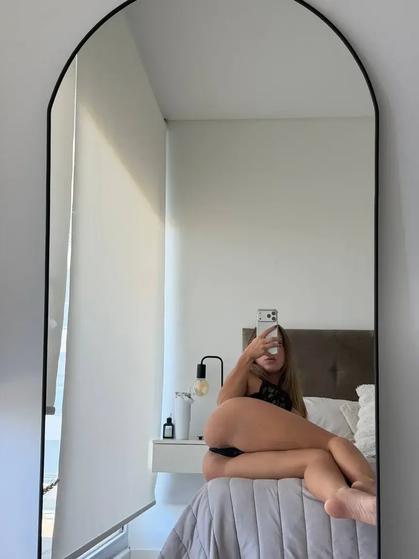 Leak & nude MYM — emma_douceur : « t’as vu que c’est free en ce moment 😏 » (MYM)