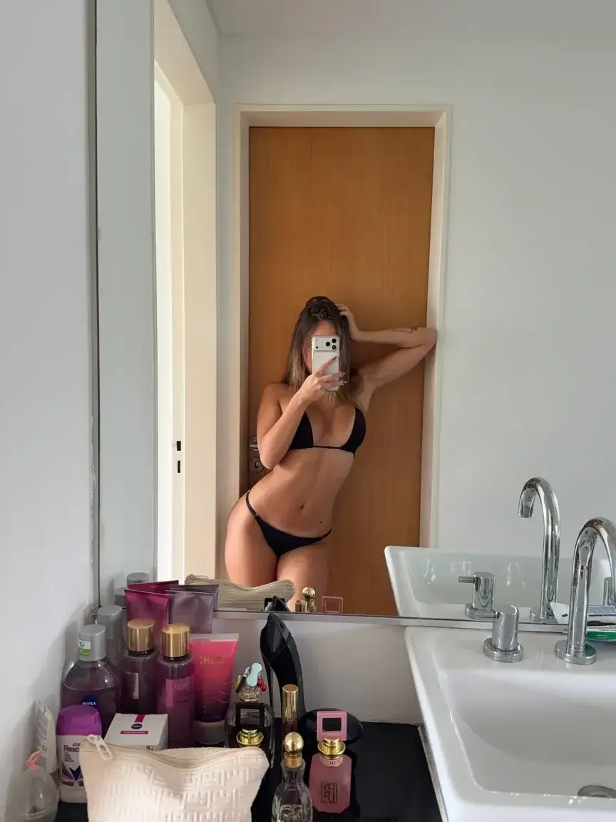 Leak & nude MYM — emma_douceur : « ce calme de la nuit te donne envie de savoir ce que j'ai en tête » (MYM)