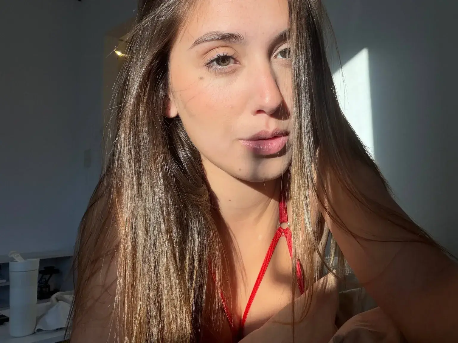 Leak & nude MYM — emma_douceur : « J'ai une surprise si tu viens me parler 😈 » (MYM)