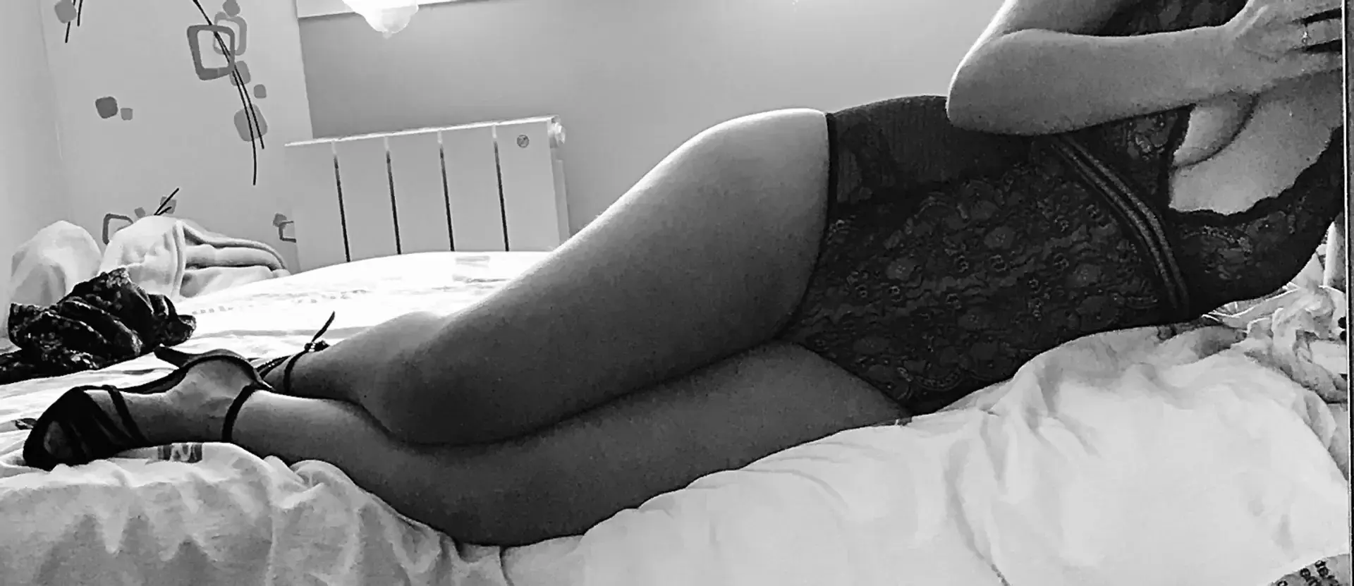 Allongée, de belles courbes 😜#sexy #body #lit #coucher #noiretblanc