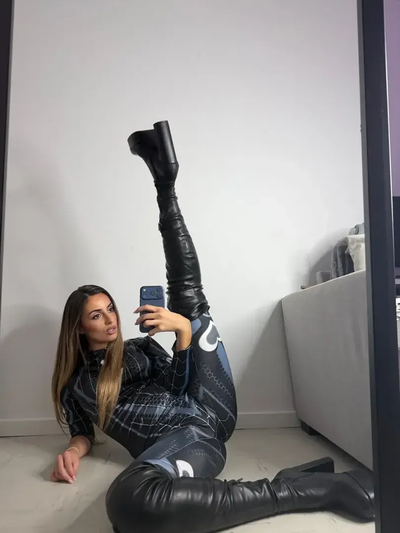 Aperçu public — Tiffanyana : « Tu cliques ou tu imagines » (MYM) — pas un leak