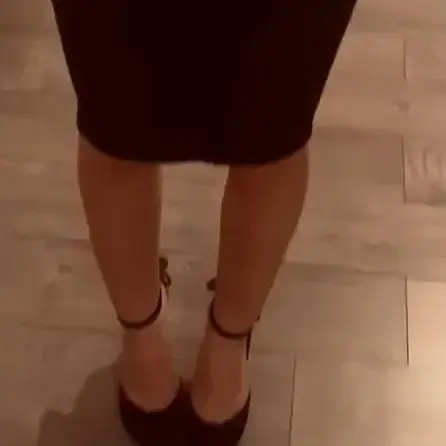Coucou mes futurs soumis… Qui a envie de se faire piétiner ? 🥵Premier post avec une petite vidéo offerte pour vous mettre l’eau à la bouche… 🤤On passe à la suite quand ?