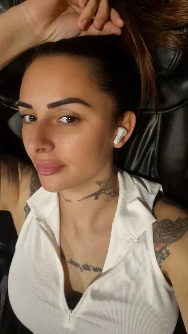 Leak & nude MYM — Brunetta : « Tu viens me faire un bisous 💋 » (MYM)
