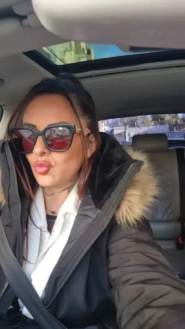Leak & nude MYM — Brunetta : « 😝😜💋 » (MYM)