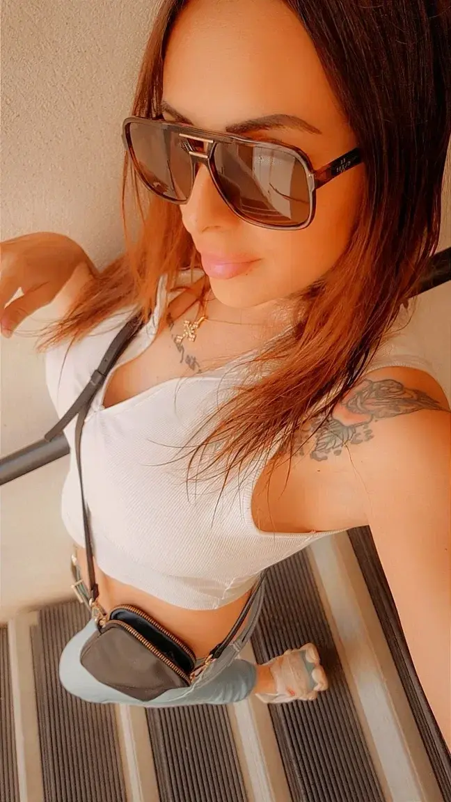 Leak & nude MYM — Brunetta : « 😎 » (MYM)