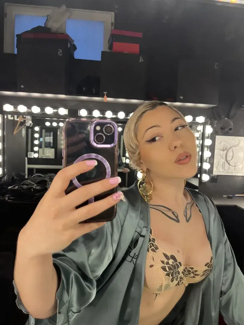 Leak & nude MYM — Krisssmara : « Bon lundi... 🫦 » (MYM)