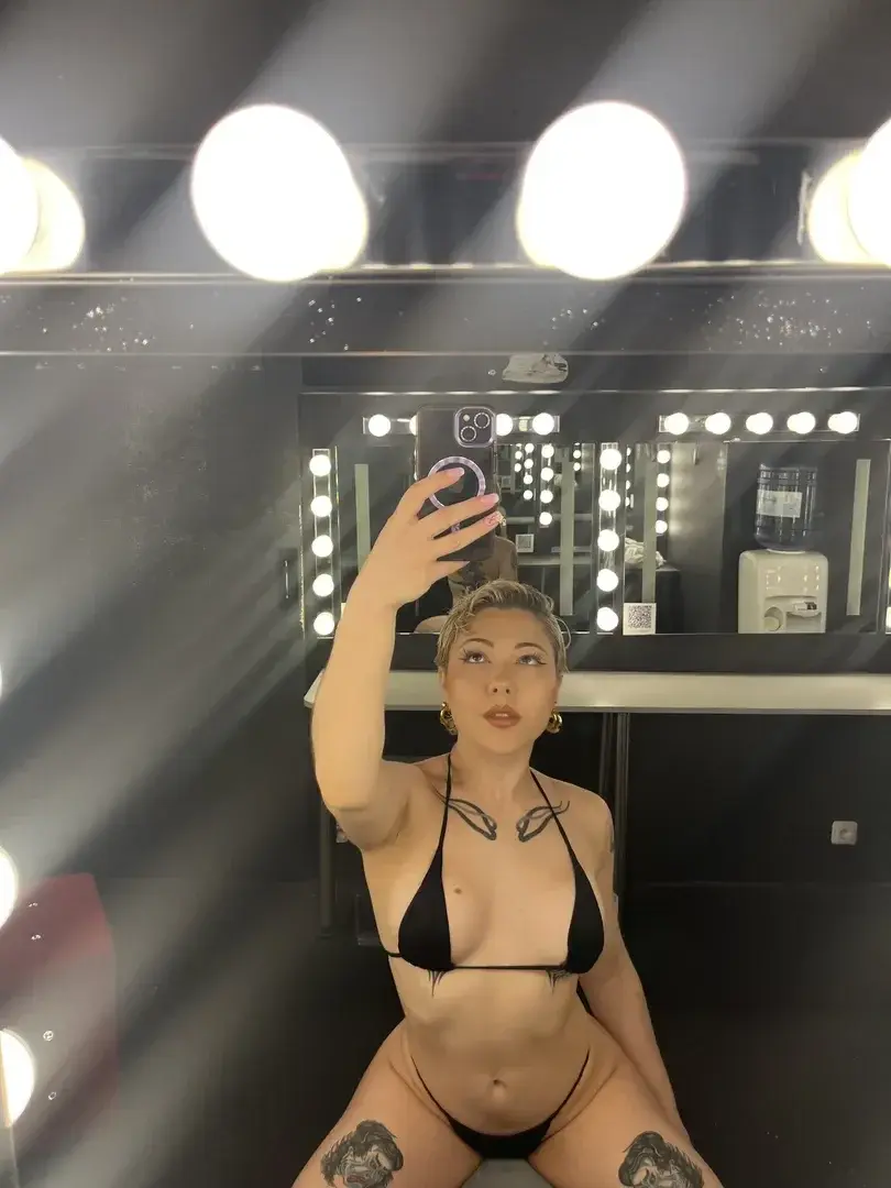 Leak & nude MYM — Krisssmara : « Rejoins moi avec le code KRISS, ton abonnement à 2€ 🦋 » (MYM)