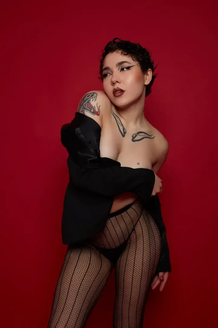 Leak & nude MYM — Krisssmara : « Tu as envie de papoter avec moi ?  🌸 » (MYM)