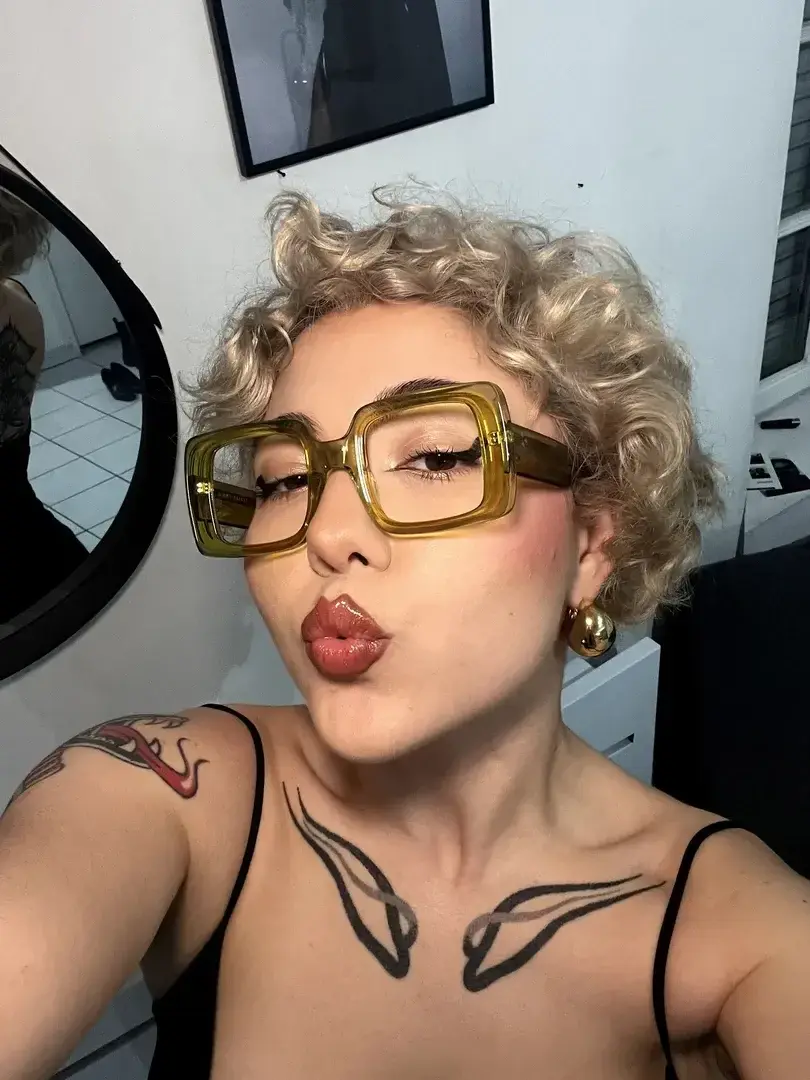 Leak & nude MYM — Krisssmara : « Bisous 🫦 » (MYM)