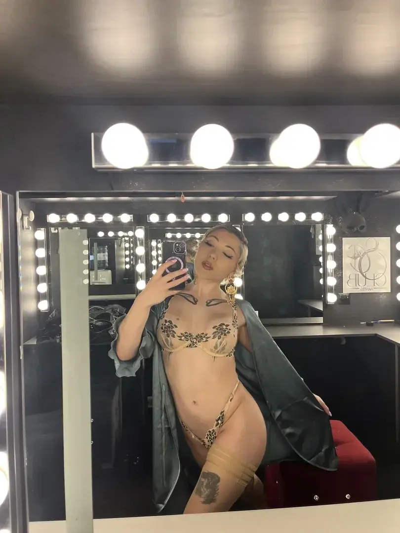 Leak & nude MYM — Krisssmara : « Abonnement à seulement 2€ avec le code KRISS 🌸 » (MYM)