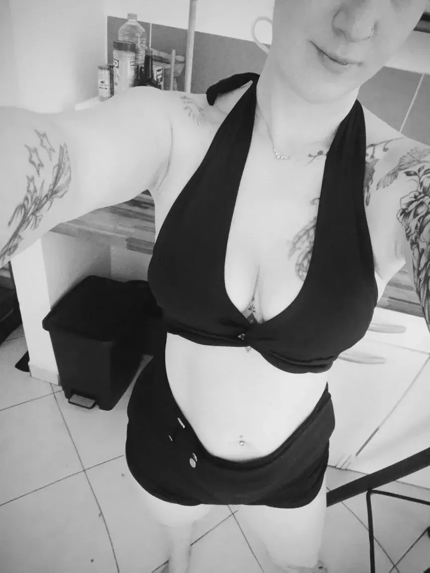 👀Le genre de tenue qui permet a ta main de se glisser partout😉