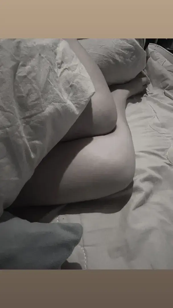 Le silence du matin, la chaleur des draps… et la douceur de ma peau en noir et blanc ✨