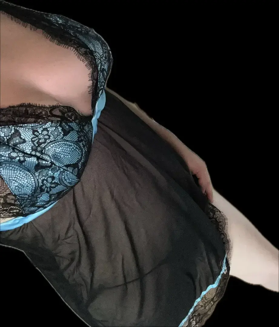 Une nuisette, un éclat de lumière, un soupçon d’audace…L’élégance, c’est aussi savoir être soi-même 💙🖤
