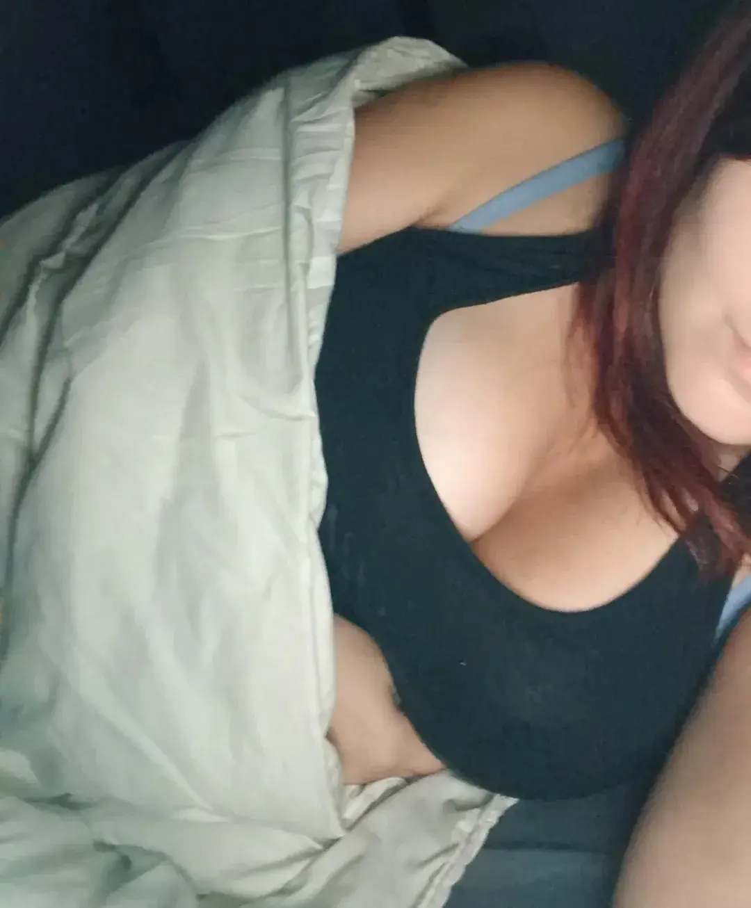 imaginez... vous êtes tranquille en train de parler en visio et la .... votre interlocuteur vous envoie une capture parce qu'il trouve que vous avez de ... bons arguments 😂😂 en tout cas ça m'a fait plaisir...#cam #sexy #boobs