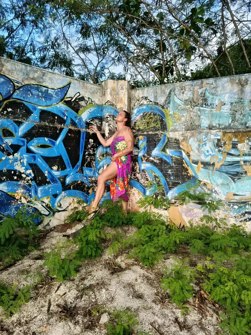 Shooting photos dans les ruines d'une ancienne boîte de nuit ....🔞