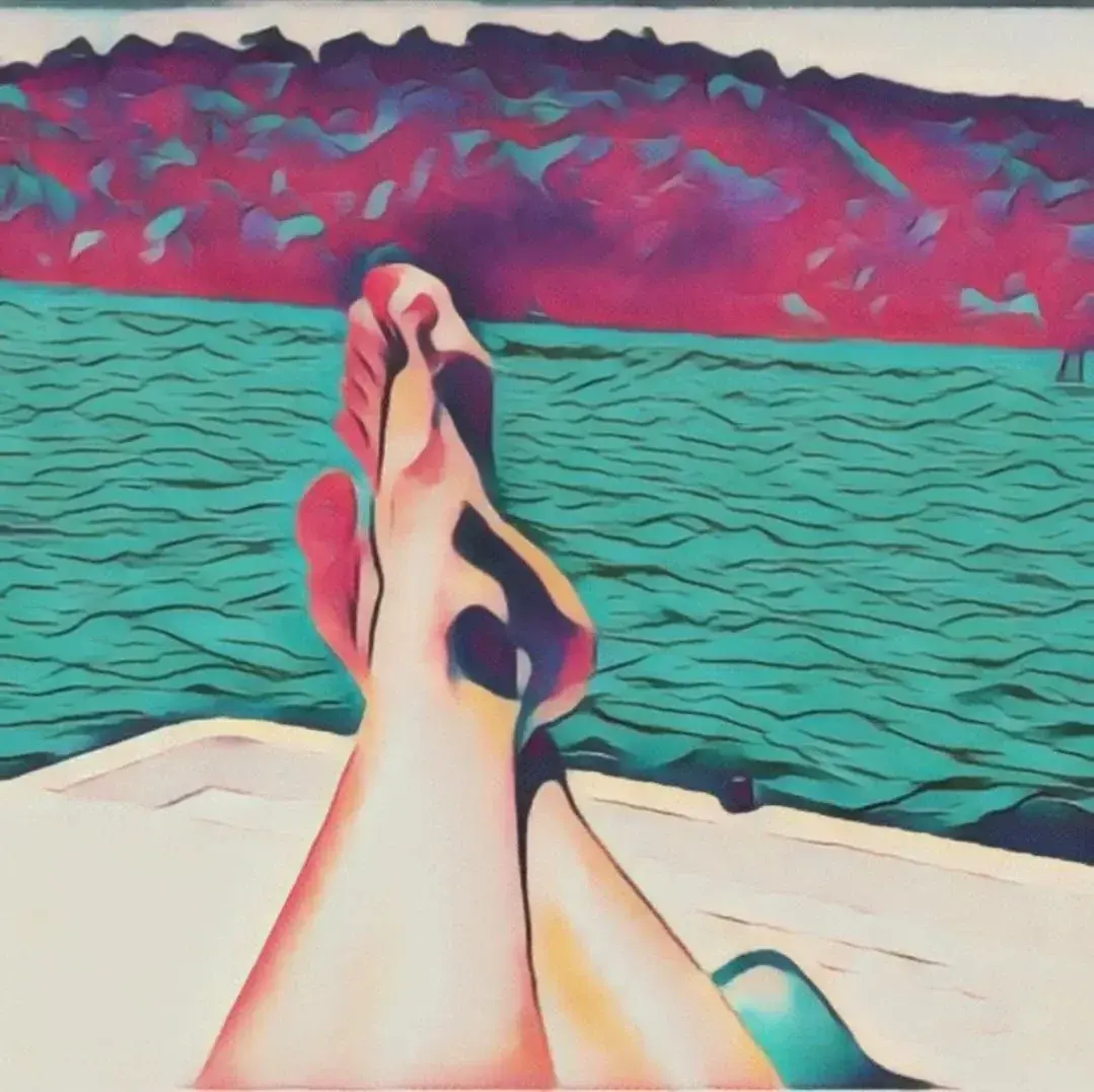 Un jour on m'a dit que je devrais faire peindre mes pieds.... c'est chose faite et merci pour ce bon conseil 🤗Comme un semblant de Warhol...Qu'en penses tu ?#art #tableau #peinture #couleur #horizon #pied #détente #paysage #footoftheday #picoftheday #feet #foot