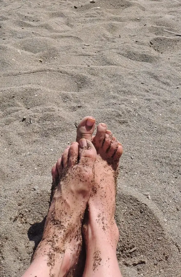 From Holidays with love ... ❤️Les pieds dans le sable chaud !#mer #plage #sable #pieds #pied #piedsdanslesable #vernis #détente #vacances