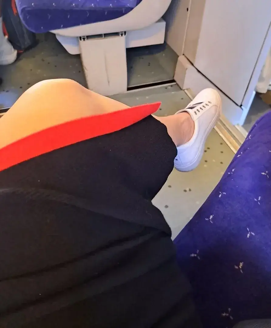 Aujourd'hui nous sommes partis en ballade 🦶👣 avec un petit tour de train !On profite du beau temps 🌞Et vous cette journée ?#pied #pieds #chaussures #baskets #snickers #jambes #robe #fetichiste #Promenade #marche