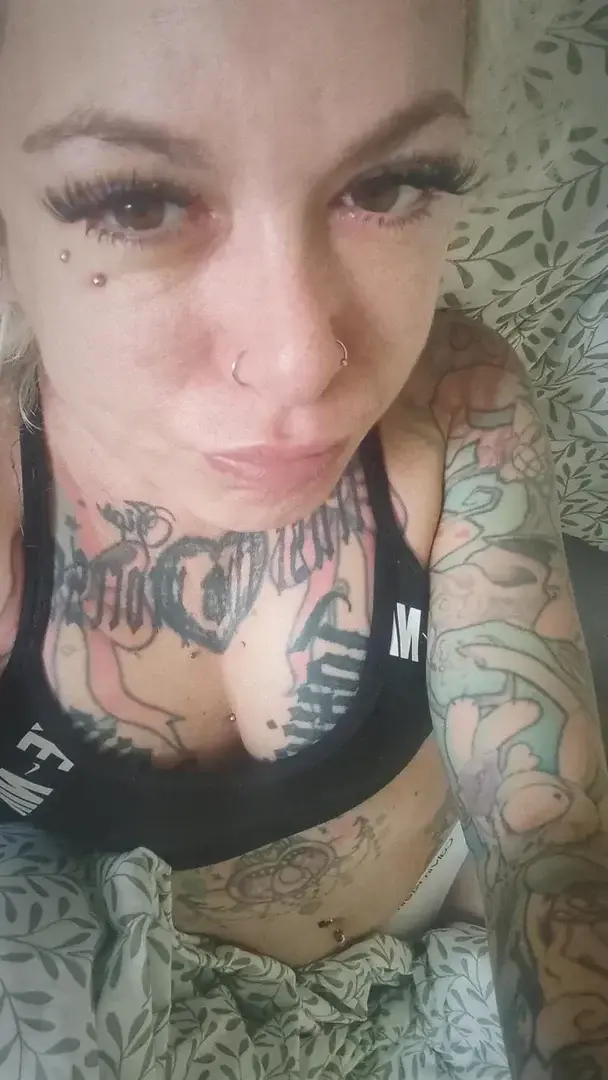 Leak public de Ayumixtrash — « Encore un matin seule et sans café au lit » (nude) sur MYM