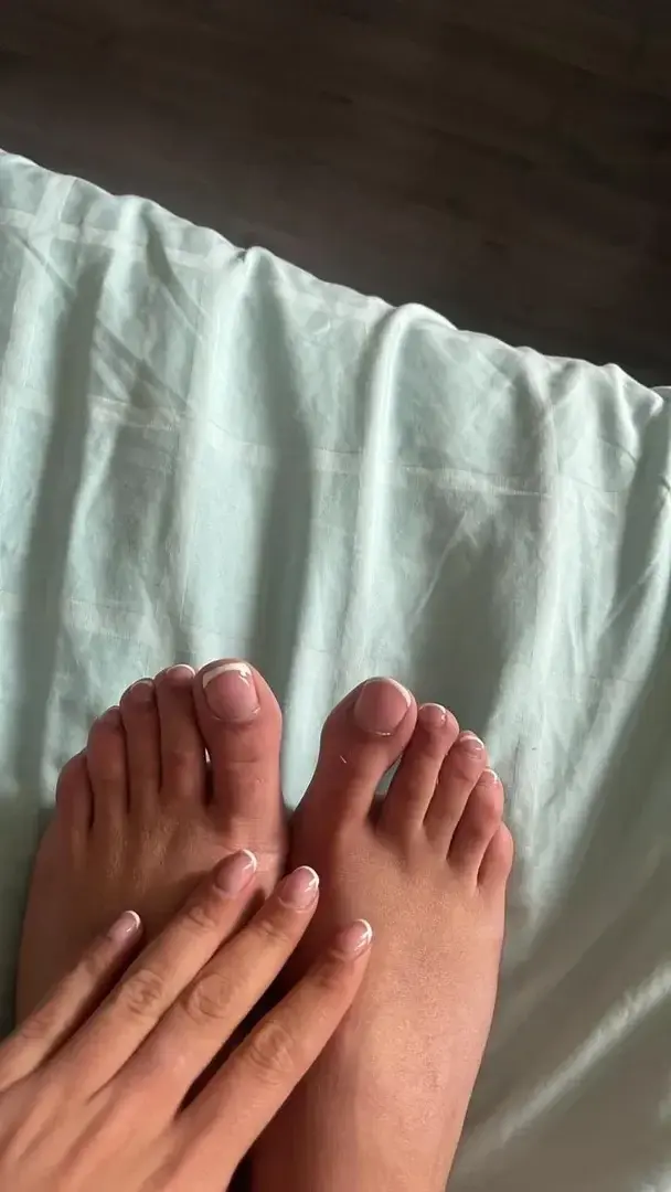 Mes pieds sont tous beaux et tous prêts pour vous désirs les plus fous, des envies avec ?