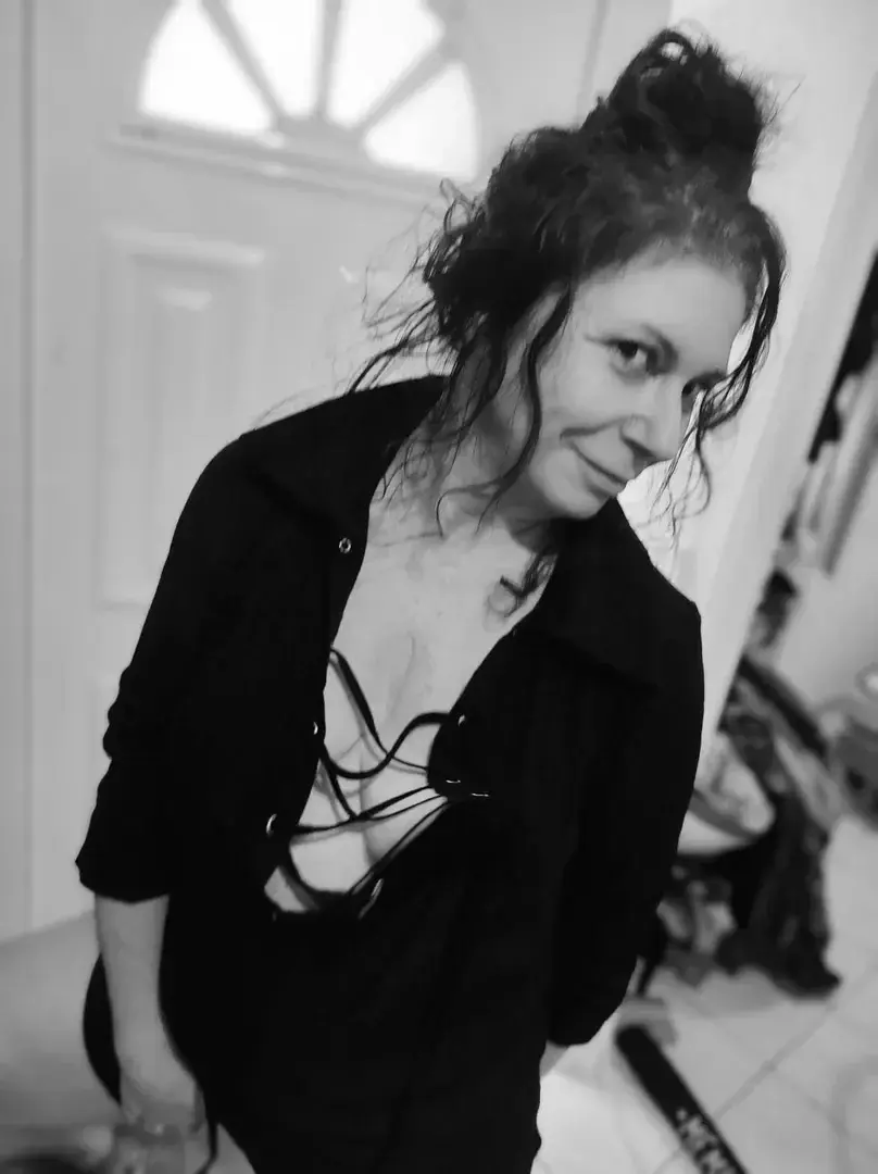 Leak & nude MYM — Lilas : « essayage nouveautés... tu aimes? 😘 » (MYM)