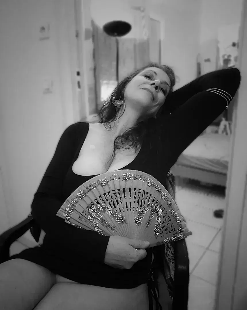 Séance photo après moment coquin, mmmmhhh le lit s'en souvient,💦💦💦, et ça donne bonne mine 😘😘😘