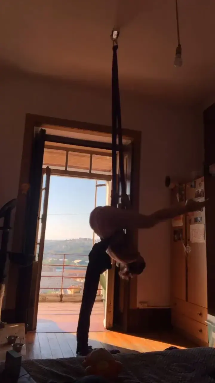 Le corps en action, la sueur qui perle… l’entraînement devient encore plus intense quand je me sens observée. Qui se joint à moi ?✨