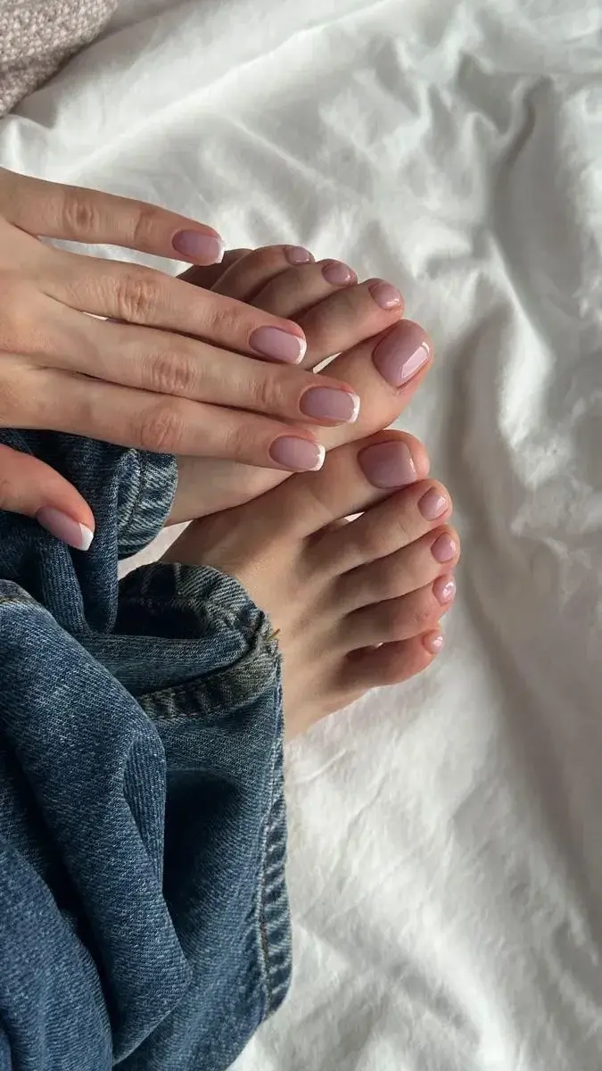 Leak & nude 1 — Elea_chevalet