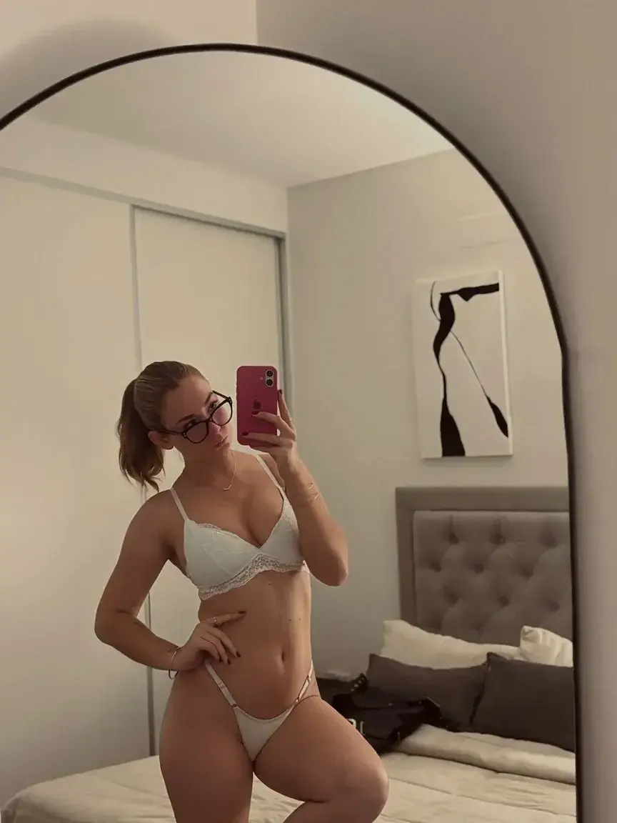 Leak & nude MYM — little_amber : « Accès gratuit à mon MYM bébé 😈 — vite avant que ça disparaisse 💋 » (MYM)