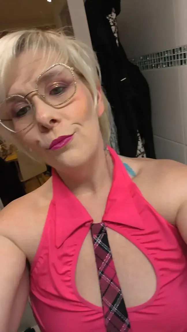 Hey salut toi 😈 alors tu viens me découvrir 😜