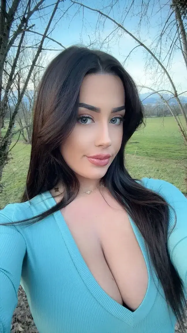 J’ai de quoi te faire perdre tes mots : gros seins, grosses fesses, et zéro innocence 😏