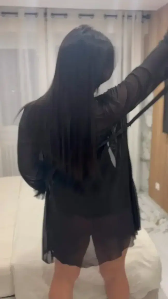 Leak & nude MYM — juliaasexyy : « Je te laisse regarder une seconde… et je sais déjà que tu vas revenir. » (MYM)