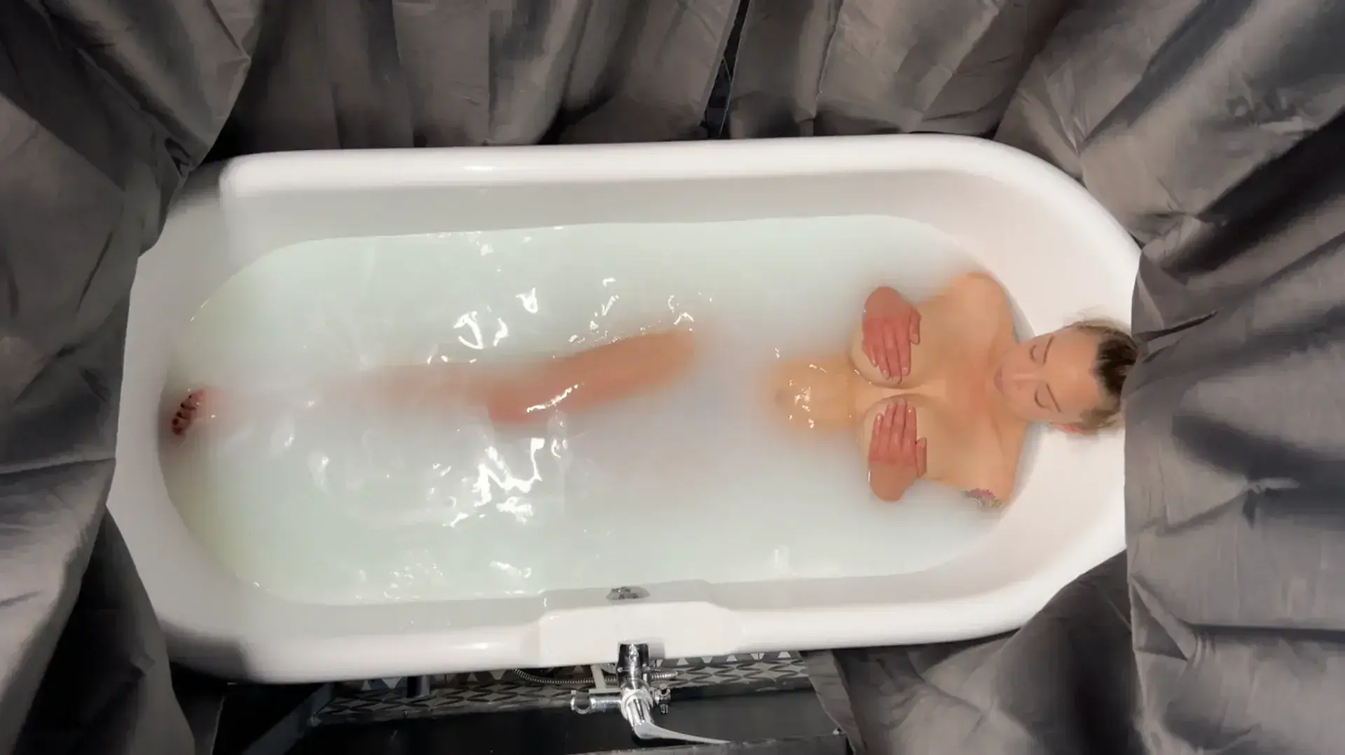 Leak & nude MYM — Lizadelsierra : « J'ai envie d'une bonne 🍆 dans ce bain bien chaud 🥵Viens parler 100% gratuit avec le code LIZA100 » (MYM)