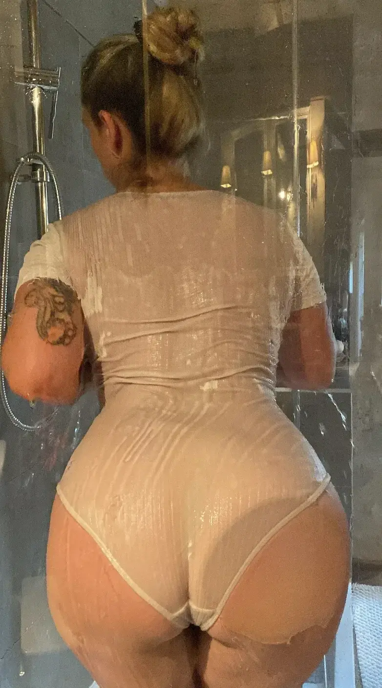 Leak & nude MYM — Lizadelsierra : « 🎁ABO à 0€🎁 ! J'adore les bains mais il me manque quelque chose d'important, tu as deviné quoi ? 😈 » (MYM)