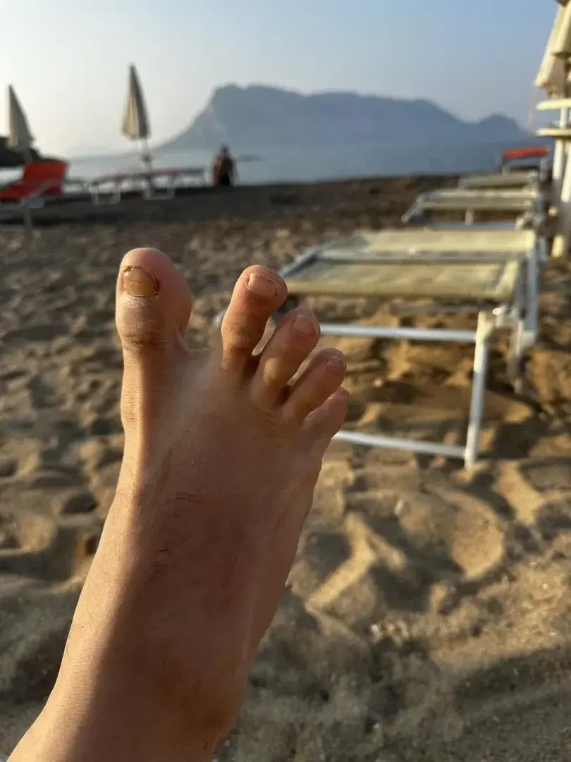 pied homme footeux