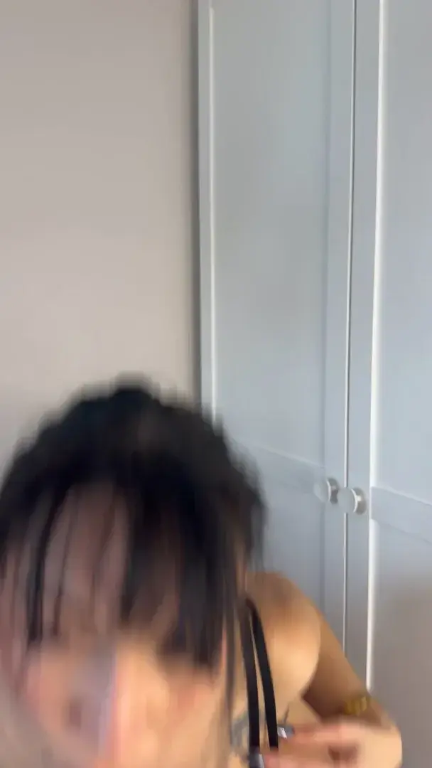 Leak & nude MYM — Lana_divina : « Si tu devais choisir… je garde ou j’enlève ? 😇Abo gratuit ❤️ » (MYM)