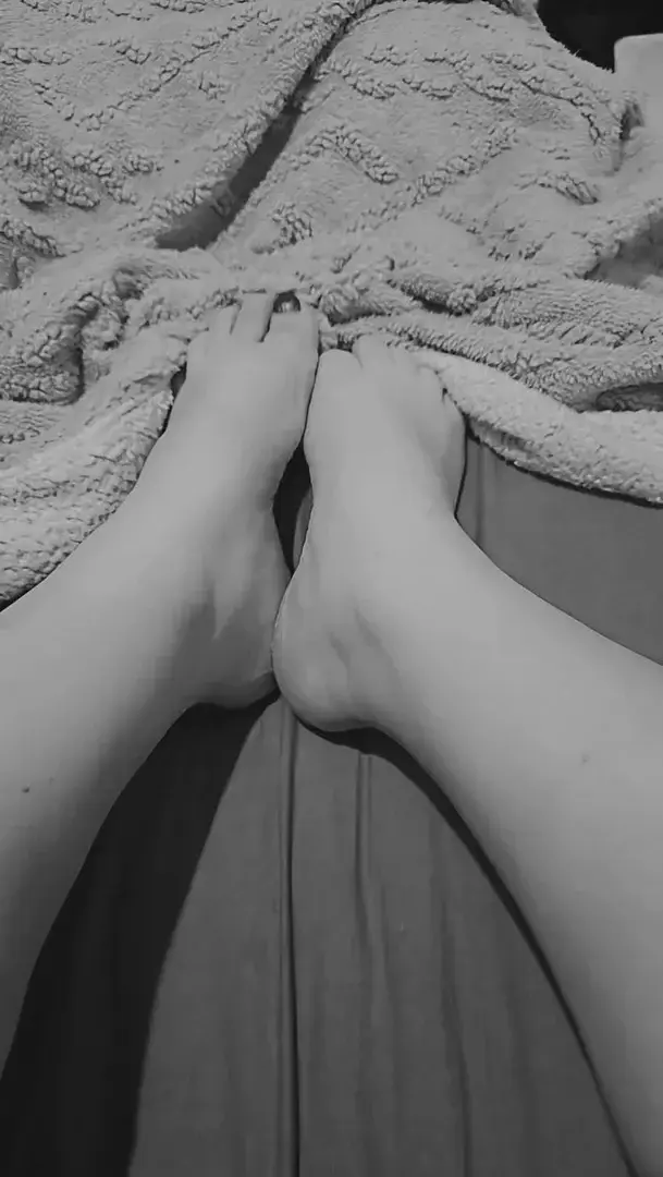 Leak & nude MYM — Mlle_ivy : « Mes pieds sortent doucement… je les caresse, je les offre, je les provoque. Juste un jeu… mais c’est toi que j’ai en tête.🦶😋😛#pieds #fétichisme #réveilsexy #string #noiretblanc #tentation #tease » (MYM)
